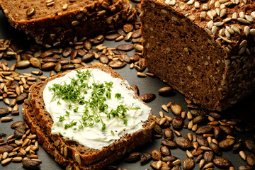 vollkornbrot mit kraüterquark