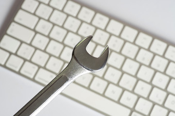 Ein Maulschlüssel und Reparatur Service für einen Computer
