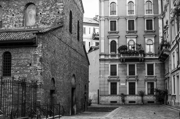 piazza di Milano con chiesa romanica
