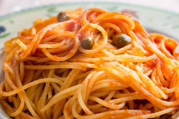 Spaghetti con capperi e sugo 