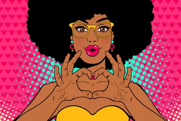 Wow Pop-Art-Gesicht. Sexy junge Afroamerikanerin mit Lippen in Form von Kuss und Afrofrisur in Brille zeigt Liebesherzzeichen. Vektorfarbenes Einladungsplakat im Retro-Comic-Stil der Pop-Art. © irina_levitskaya