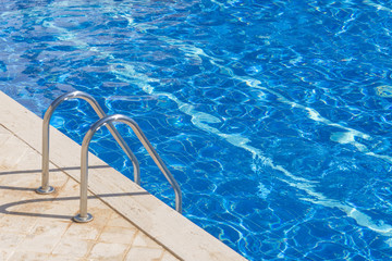 Metal pool ladder