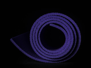 Naklejka premium Healthy lifestyle background. Yoga mat on black background.