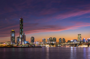 Fototapeta premium Miasto Seul nocą i rzeka Han, Yeouido, Korea Południowa.