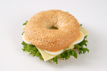 egg and cheese bagel sandwich