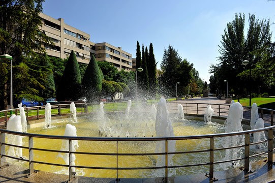 Fuente ornamental en el Paseo de Pablo Picasso en Ciudad Real, España