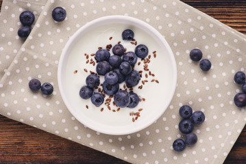 Naturjoghurt mit Heidelbeeren und Leinsamen