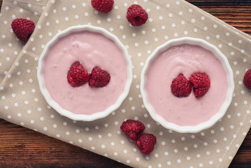 Selbstgemachtes Himbeerjoghurt mit frischen Himbeeren und Leinsamen