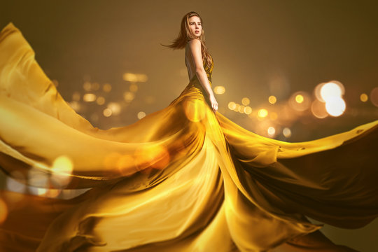 Frau mit langem goldenen Kleid