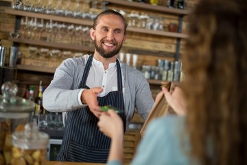 Obraz premium Customer giving credit card to waitress 