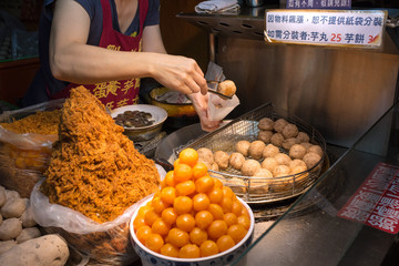 Taiwanese fried taro balls at night market　台北・寧夏夜市 タロイモ団子の屋台