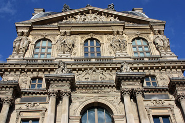Façade à cariatides des toits du Louvre à Paris, France