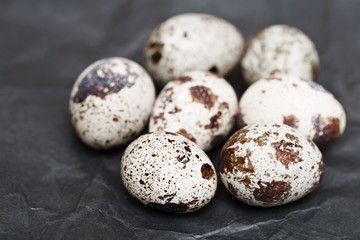 Obraz premium Textured spring background with small quail eggs. Eco products.