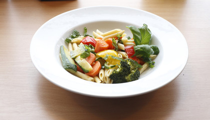 Teller mit Nudeln und Salat