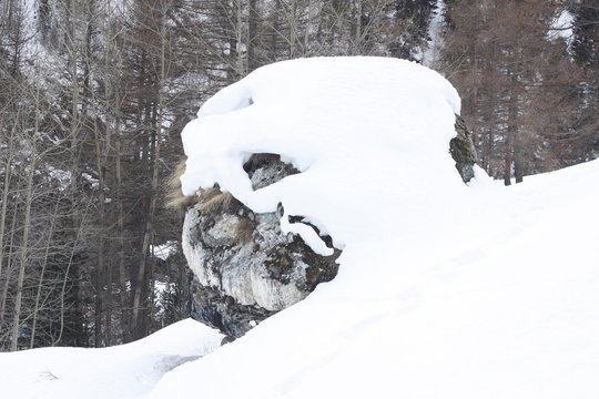verschneiter Felsen bei Zermatt