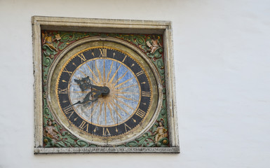 Fototapeta na wymiar antique clock on a wall in the old town