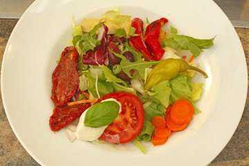 Teller mit Antipasti Misto belegt