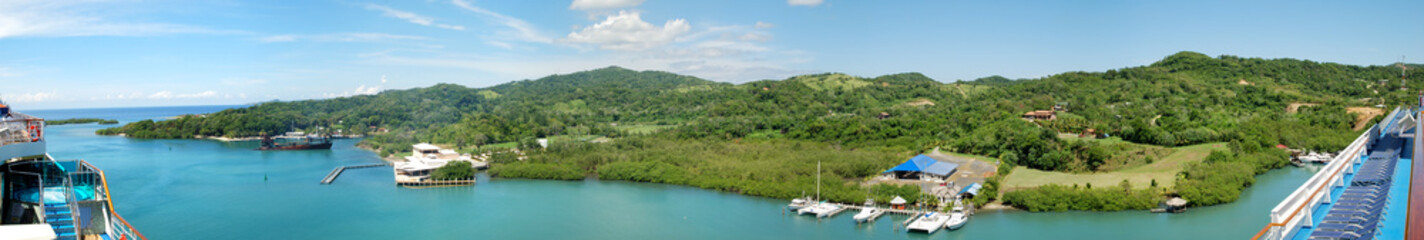 Fototapeta na wymiar Roatan Island Panorama