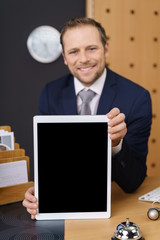 hotelmanager zeigt etwas am tablet