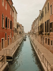 Fototapeta na wymiar canal in Venetia