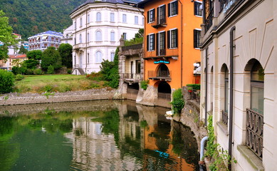 Häuserzeile in Como am Ufer des Comer See 