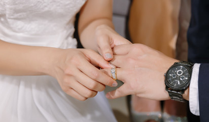 Obraz na płótnie Canvas Hand of lover are wearing a ring on her wedding day