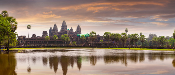 Angkor Wat temple with reflecting in water. Panoramic view - obrazy, fototapety, plakaty