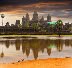 Naklejka premium Angkor Wat temple with reflecting in water. Panoramic view