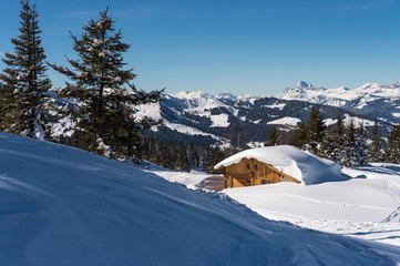Chalet d'alpage sous la neige