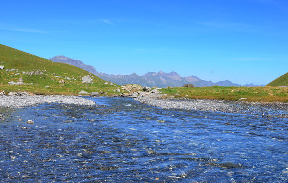 Schweizer Alpen: Sauberes Trink- und Quellwasser auf der Engstligenalp
