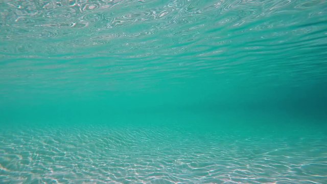 die Sonne scheint ins Wasser und das Licht wird gebrochen