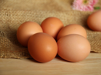 eier auf sackleinen