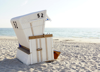 Strandkorb im hellen Sonnenlicht am Meer