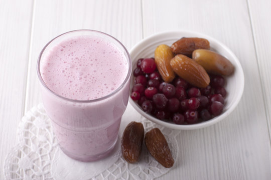 Smoothies of frozen cranberries and dates