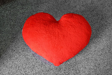 Obraz premium Valentine czerwona poduszka w kształcie serca na marmurowej podłodze