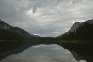 Naklejka premium sky reflected in a mountain lake