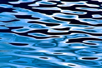 Riflessi di cielo blu e nero nel mare di Ankaran Slovenia