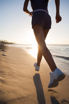 femme sportive qui court sur la plage 