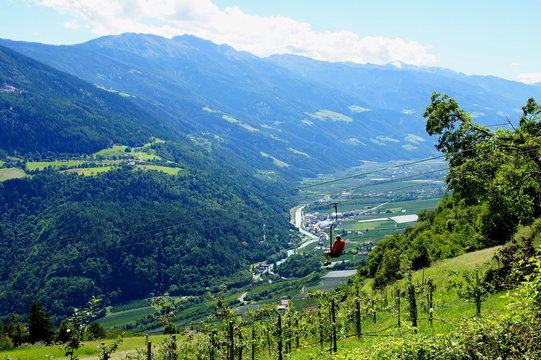 Vinschgau gesehen von der Bergstation des Sesselliftes von Algund
