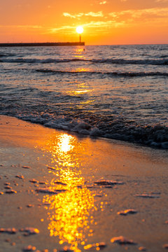 Zach&oacute;d słońca nad morzem