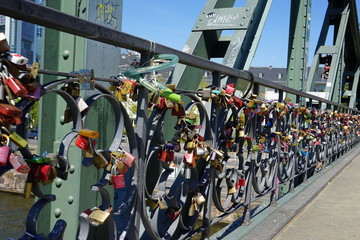 Obraz premium Liebesschlösser am Eisernen Steg