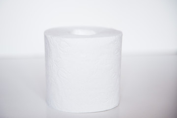 рулон туалетной бумаги на белом фоне