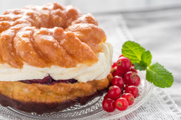 Gefüllter Krapfen mit Sahne