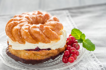 Gefüllter Krapfen mit Sahne