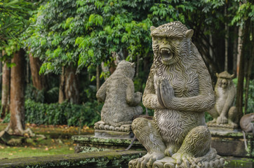 skulpturen von affen in tempel