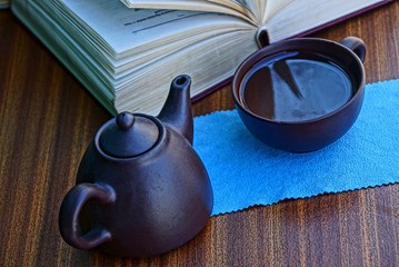 Чайный набор и книга