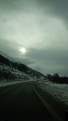 strada di montagna con cielo nuvoloso