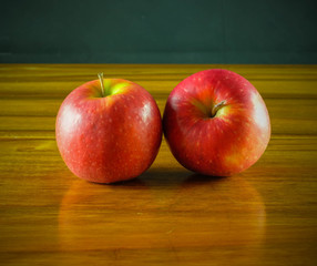 Äpfel auf dem Tisch