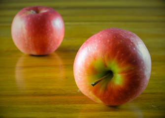 Äpfel auf dem Tisch