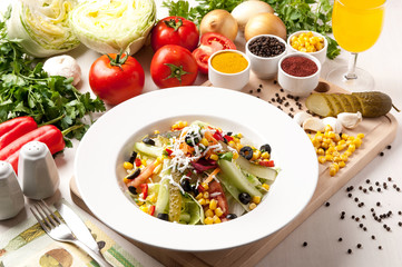 salad presentation with vegetables tomato and green salads